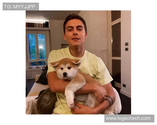 足球明星与爱犬亲密互动瞬间展现温暖与友爱的完美结合