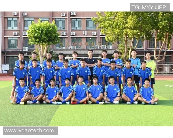 足球明星童年故事揭秘他们如何从小热爱足球走向辉煌人生